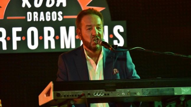 Kuba Dragos sahnesi Taverna müziğin duayen ismi Arif Susam’ı ağırladı