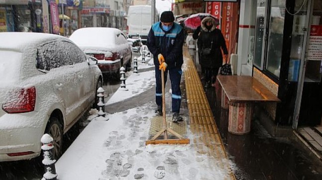 Belediye Ekiplerinden Kar Temizleme Çalışması