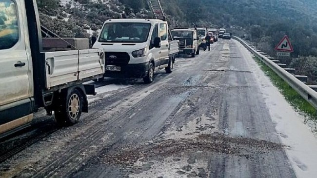 İzmir Büyükşehir Belediyesi 20 ilçede kar ve buzlanmayla mücadele ediyor