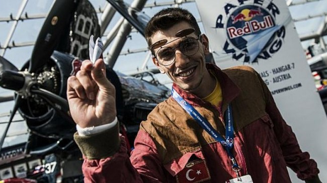 Red Bull Paper Wings ile ‘Kâğıt uçak pilotları’ İstanbul’da hünerlerini sergiliyor