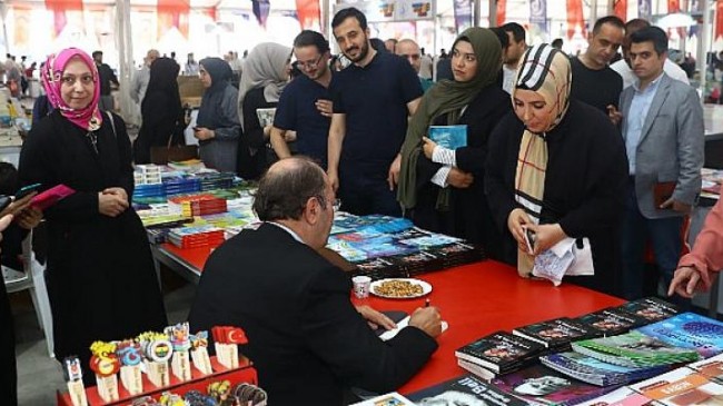 Başkan Özdemir, kitap imzalatmak için kuyruğa girdi