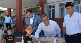 2021-2022 Eğitim ve Öğretim Yılının son haftasında karne sevinci yaşayan öğrenciler Beydağ Belediye Başkanı Feridun Yılmazlar’ın dondurma hediyesi ile mutlu oldular.