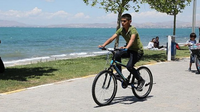 Van Büyükşehir Belediyesi Bin Çocuğa Bisiklet Hediye Etti