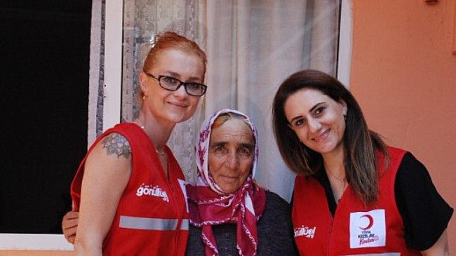 Kızılay Kadın Gönüllüleri Bayram Öncesi Ev Ziyaretleri Yapıyor