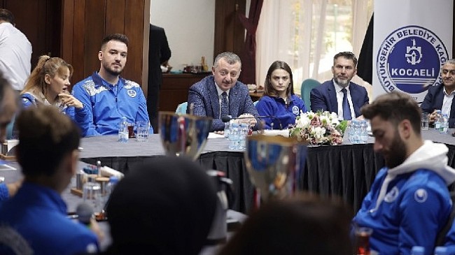 Kocaeli Büyükşehir Belediye Başkanı Tahir Büyükakın, Kağıtspor'un şampiyonları ile buluştu