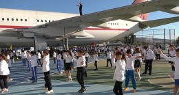 300 Öğrenci Ulu Önder Mustafa Kemal Atatürk'ün Havacılık ve Halk  Oyunları İle İlgili Sözlerini Okul Bahçesindeki Uçağın Gölgesinde Yapılan Etkinlikle Öğrendi