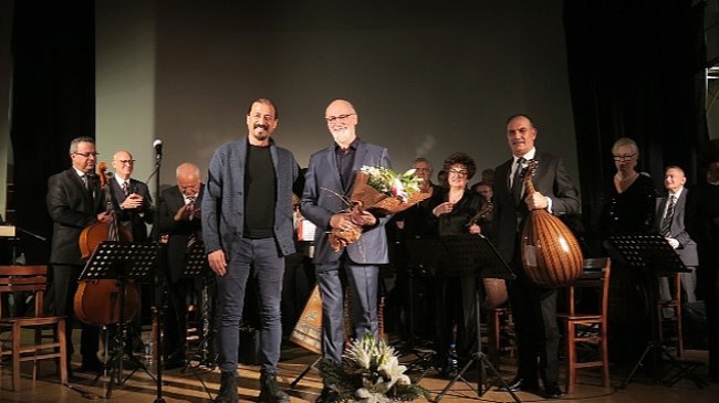 Foça Belediyesi Türk Sanat Müziği Korosu Yeni Yıl Konseri verdi.