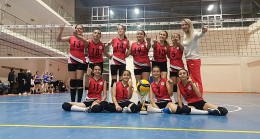 Nevşehir Belediyesi Gençlik ve Spor Kulübü Midi Kızlar Voleybol Takımı Namağlup Şampiyon