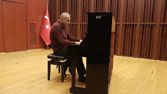 Piyanist Kamil Sökmen Ege'de kulakların pasını sildi