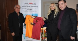 Fatih Terim’in imzalı formasını 100 bin liraya Fenerbahçe kongre üyesi satın aldı…