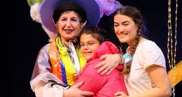 Ayvalık Belediye Tiyatrosu'ndan Deprem Bölgesinden Gelen Çocuklar İçin “Özgür Kuş"