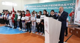 Minikler Türkiye Halter Şampiyonası Keçiören'de düzenleniyor