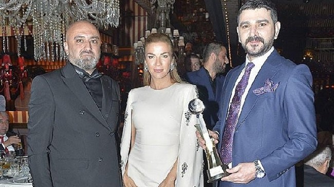 Semih Sarıalioğlu ödülünü ünlülerle kutladı