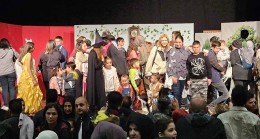 Gölcük Belediyesi kültür-sanat etkinlikleri kapsamında Kervansaray'da sahnelenen “Unutulan Kitap" adlı müzikal, çocuklara eğlenceli anlar yaşattı