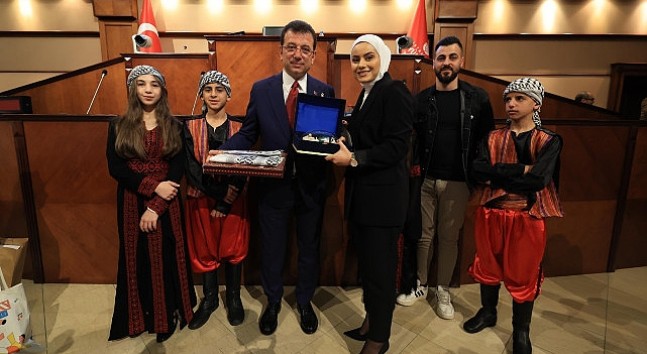 İBB Başkanı Ekrem İmamoğlu, 15 farklı ülkeden 'Uluslararası 23 Nisan Çocuk Festivali' için İstanbul'a gelen çocukları, Saraçhane'deki tarihi Meclis Salonu'nda ağırladı