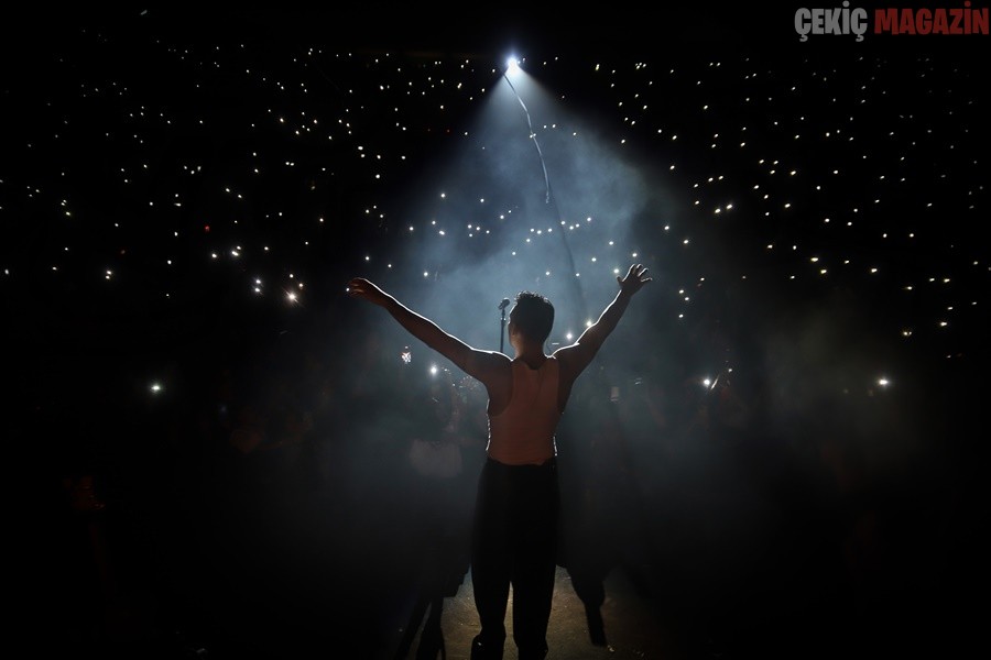 HARBİYE AÇIK HAVA’DA İKİ GECE ÜST ÜSTE KONSER VEREN EMİR CAN İĞREK “SAVAŞA HAYIR” DEDİ