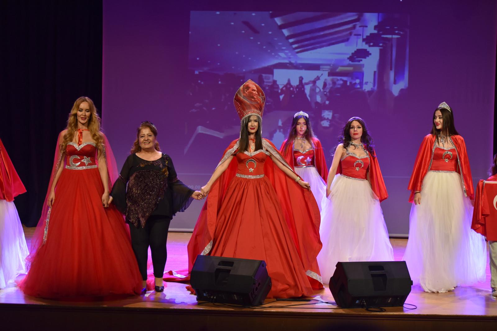 İSTANBUL ÜNIVERSITESINDE ÖDÜL TÖRENİ ÜNLÜ  MODA TASARIMCISI TARİH VE ARAŞTİRMACI SABİHA ALAKUŞU OSMANLI VE CUMHURİYET TEMALI DEFİLESİ İLE GECEYE DAMGASINI VURDU! 