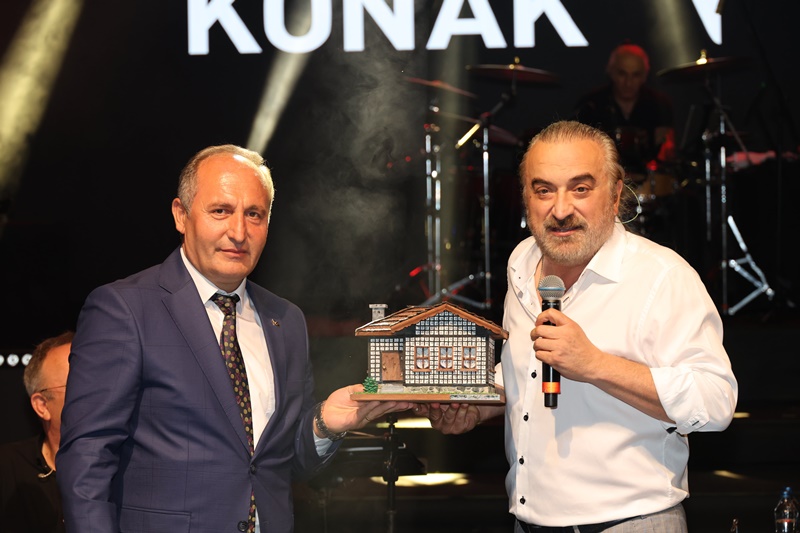 KUZEYİN OĞLU İZDİHAMI  ARHAVİ’DE VOLKAN KONAK’A BÜYÜK İLGİ!