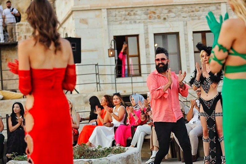 Ünlü modacı Emrullah Köroğlu’nun Fashion Week Cappadocia’daki Defilesi Göz Kamaştırdı