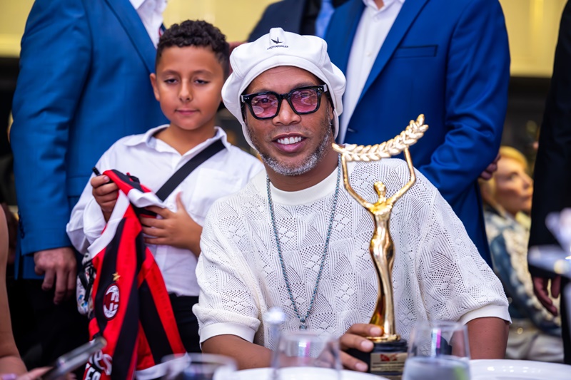 Kıbrıs’ta Yıldızlar Geçidi: Ronaldinho Yavru Vatanı Salladı