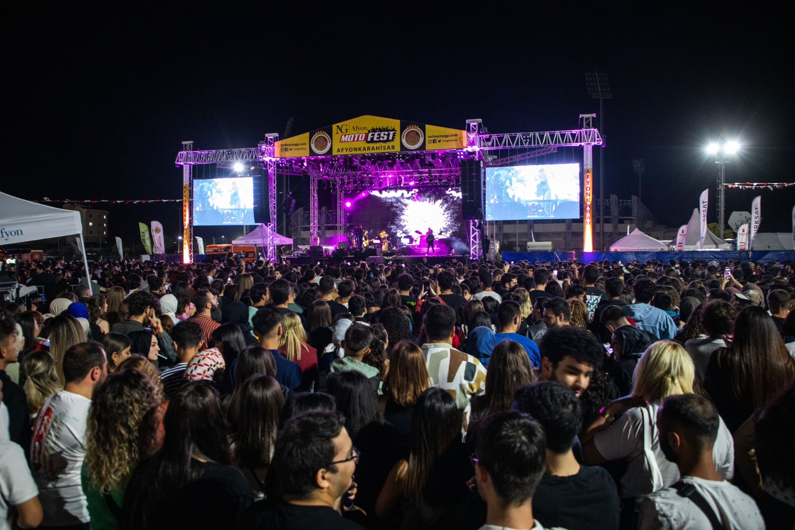 NG AFYON MOTOFEST, 70 BİN KİŞİYLE COŞKULU BİR BAŞLANGIÇ YAPTI.. MOTOSİKLET VE MÜZİK TUTKUNLARI AFYON’DA BULUŞTU!” “AFYONKARAHİSAR’DA MOTOFEST RÜZGARI: AKROBASİ VE MÜZİK BİR ARADA!”